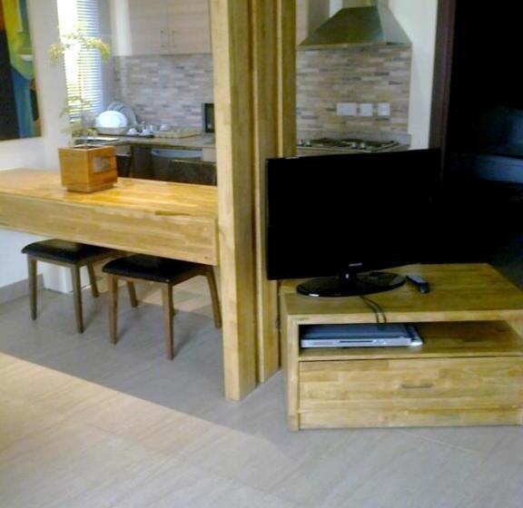 سوییت لوکس, Roots Apartment