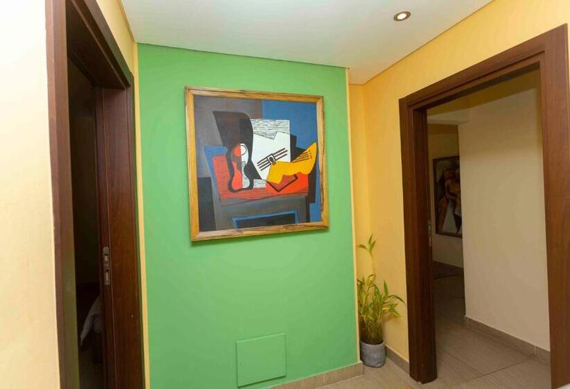 سوئیت با تخت بزرگ, Roots Apartment
