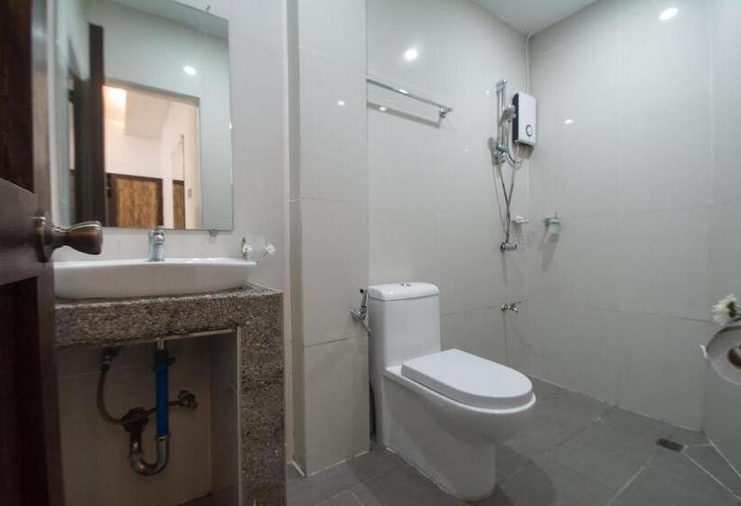 اتاق لوکس سه تخته, Bamboo Beach Resort & Restaurant