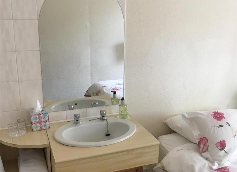 اتاق استاندارد چهار تخته, Dorstan House