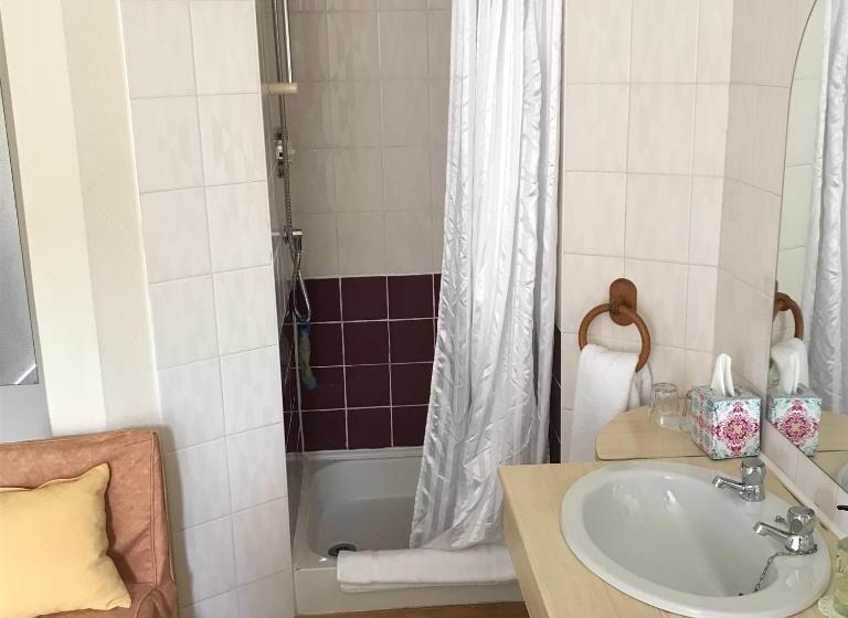 اتاق استاندارد چهار تخته, Dorstan House