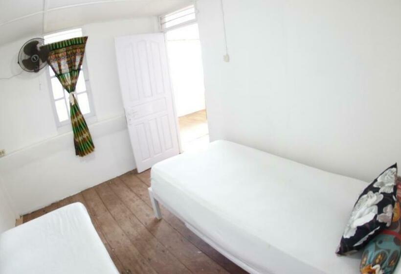 اتاق اکونومی, Nias Surf Stay
