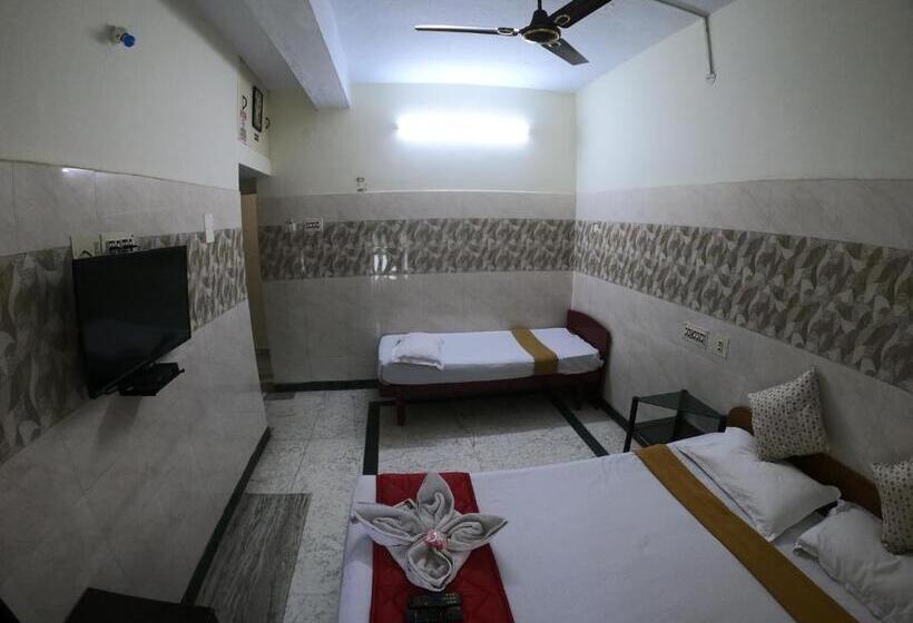 اتاق لوکس سه تخته, Just Guest House, Chennai Airport