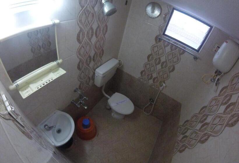 اتاق لوکس سه تخته, Just Guest House, Chennai Airport