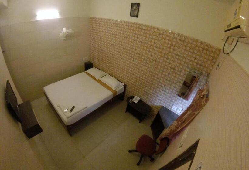 اتاق لوکس سه تخته, Just Guest House, Chennai Airport