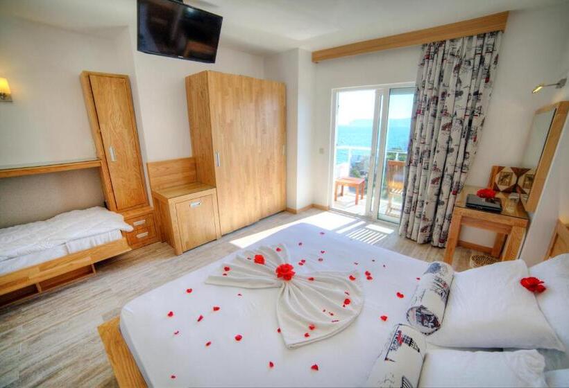 Standard Triple Room Sea View, Nur