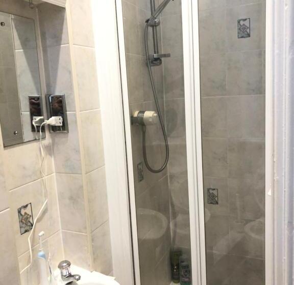 اتاق استاندارد سه نفره, Ashfield