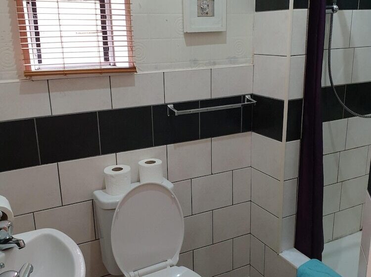 اتاق استاندارد سه تخته با سرویس بهداشتی مشترک, Foxhall Village Guest House