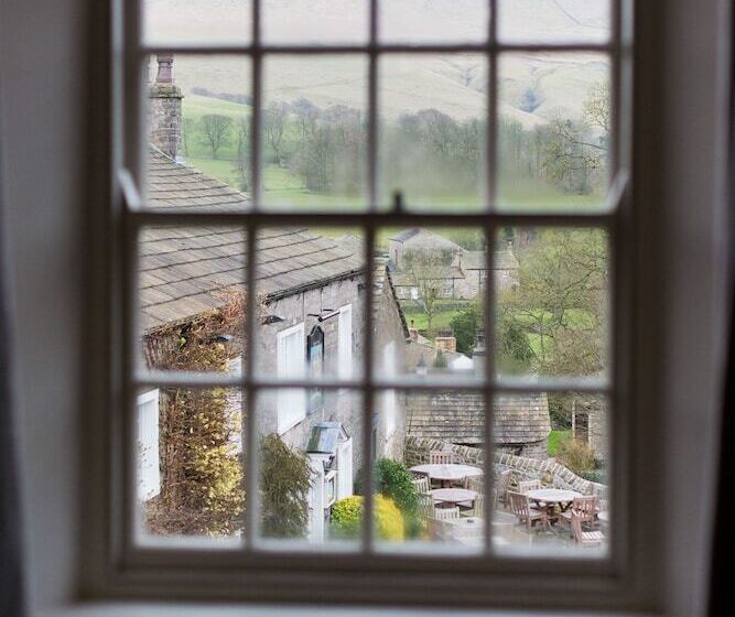 اتاق لوکس, The Assheton Arms