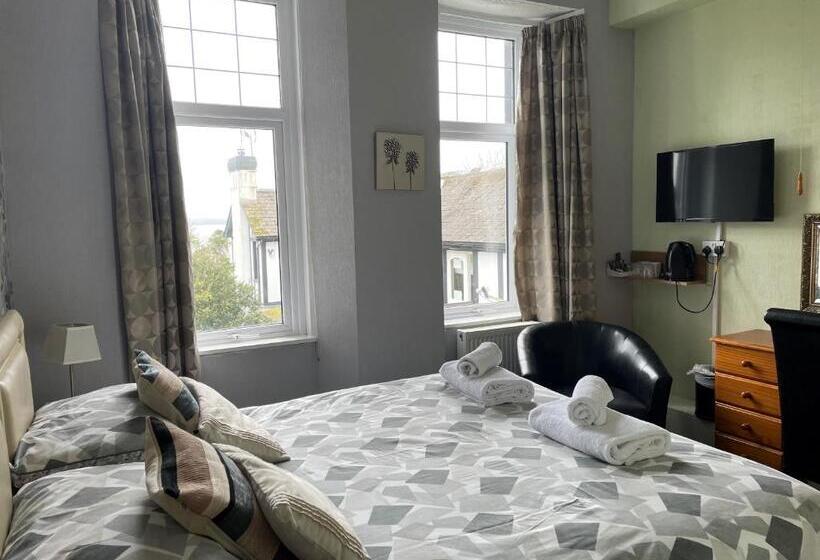 اتاق لوکس با چشم‌انداز دریا, Tudor Court