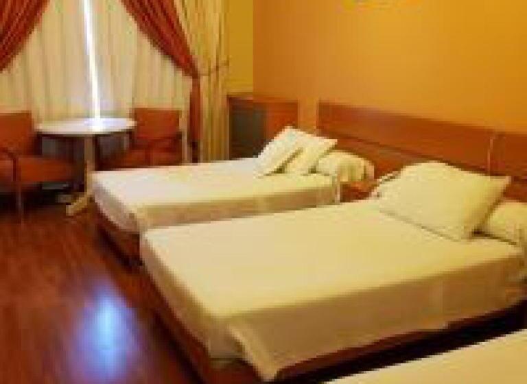 اتاق ساده سه‌ نفره, Ahiram Hotel Byblos