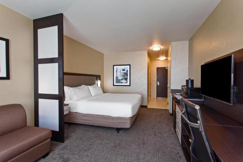 سوئیت برای معلولان, Holiday Inn Express & Suites Anaheim Resort Area, An Ihg