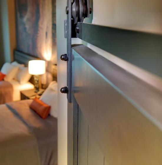 اتاق استاندارد با تخت بزرگ برای معلولان, Indigo Traverse City, An Ihg