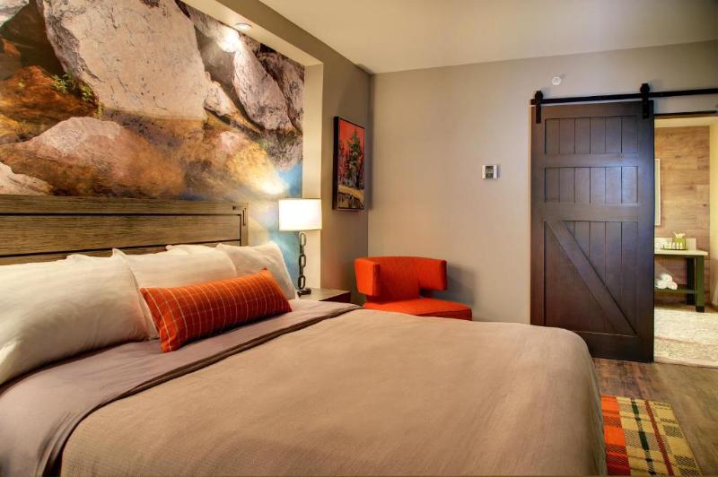 اتاق استاندارد با تخت بزرگ, Indigo Traverse City, An Ihg