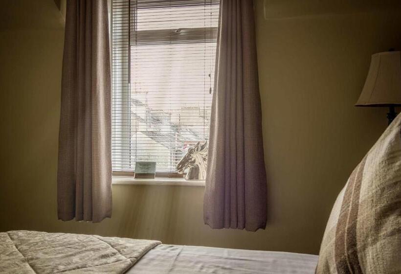 اتاق عادی, The Blackhorse Accommodation