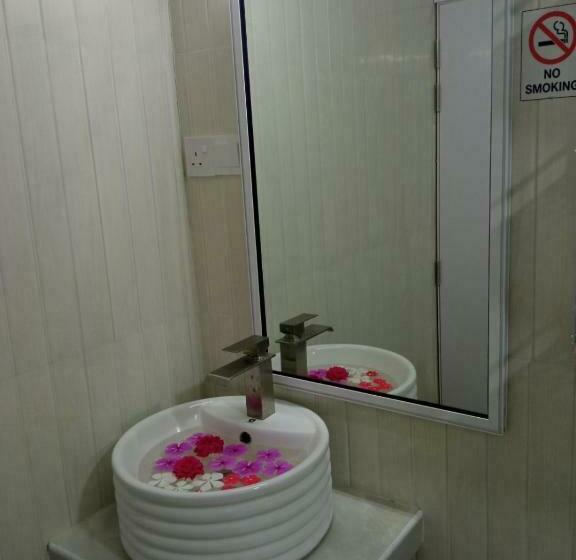 اتاق لوکس سه تخته, Thoddoo Garden Inn