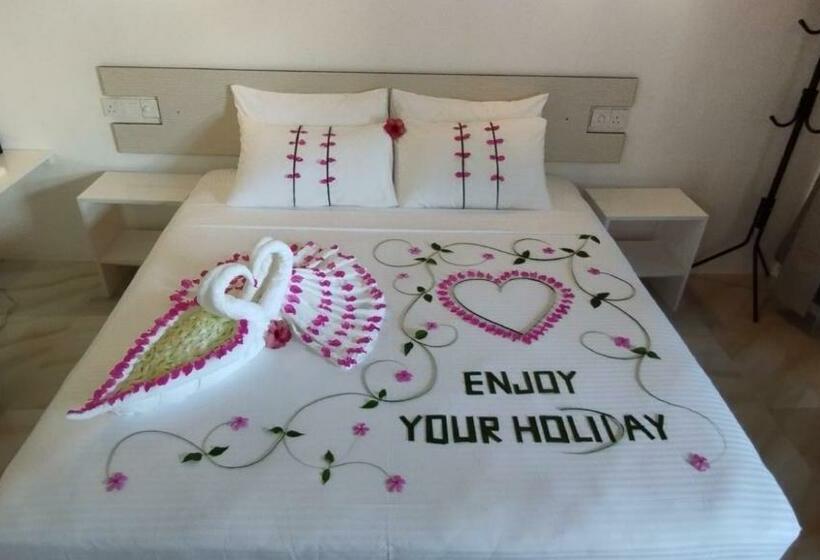 اتاق لوکس سه تخته, Thoddoo Garden Inn
