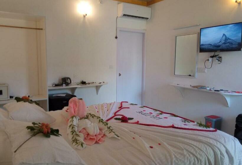 اتاق لوکس سه تخته, Thoddoo Garden Inn
