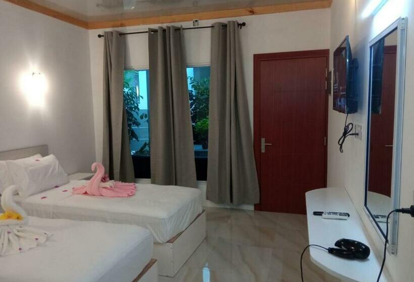 اتاق لوکس سه تخته, Thoddoo Garden Inn