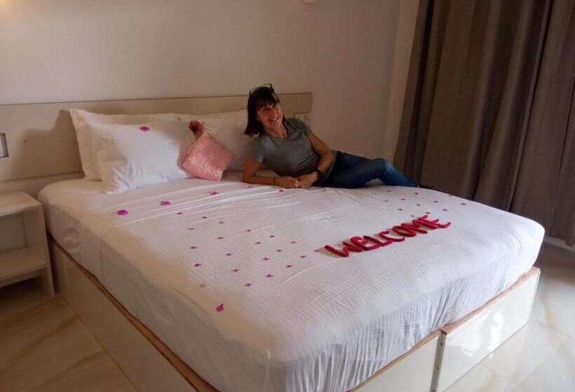 اتاق لوکس سه تخته, Thoddoo Garden Inn