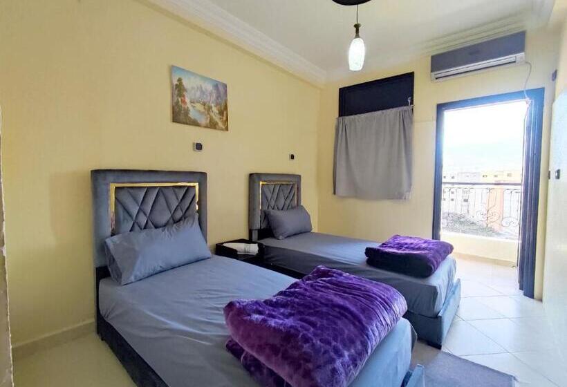 اتاق لوکس, La Coline
