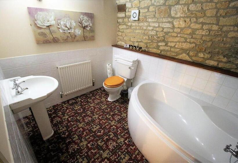 اتاق استاندارد چهار تخته, The Kings Arms