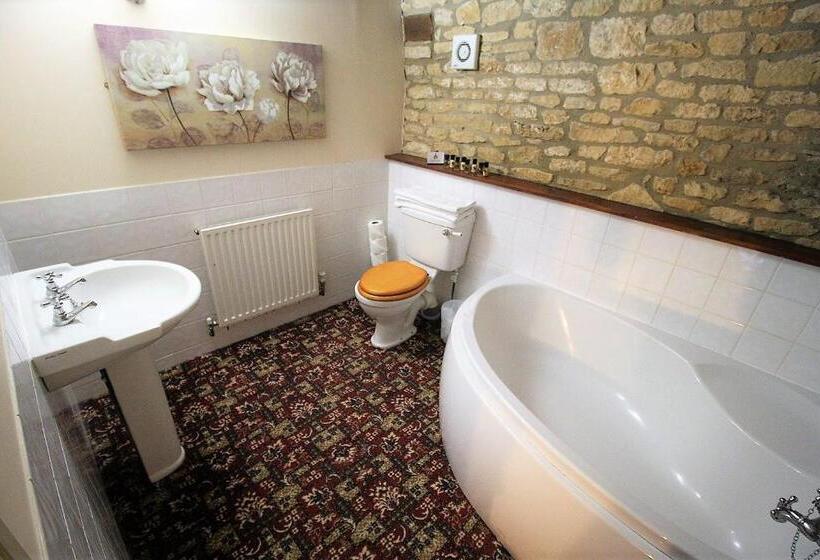 Standard Quadruple Room, The Kings Arms Chipping Norton