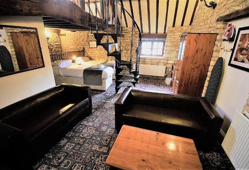 اتاق استاندارد چهار تخته, The Kings Arms