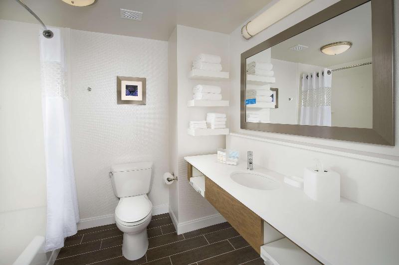 اتاق استاندارد با تخت بزرگ, Hampton Inn & Suites Syracuse/carrier Circle