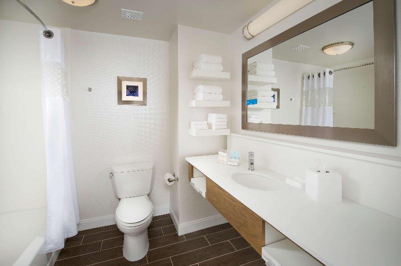 اتاق استاندارد با تخت بزرگ, Hampton Inn & Suites Syracuse/carrier Circle