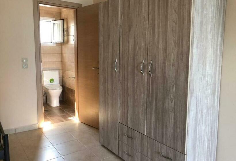 استودیوی استاندارد با چشم‌انداز دریا, Akrogiali Studios