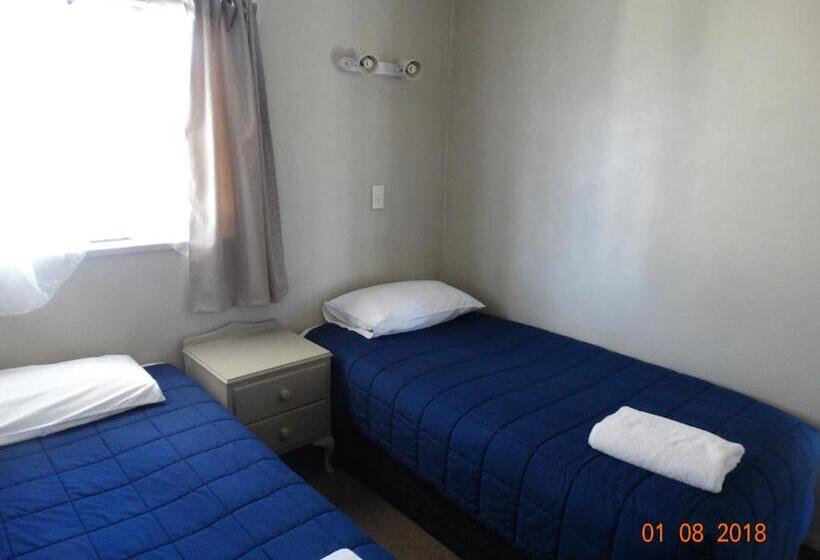 آپارتمان خانوادگی, Ambassador Motel
