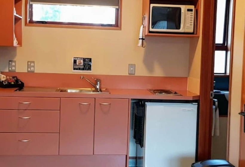 استودیوی استاندارد, Aspen Lodge Motel