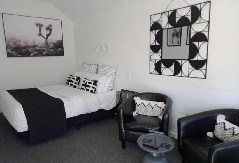 استودیوی استاندارد, Four Peaks Motel