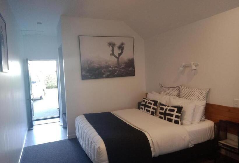 استودیوی استاندارد, Four Peaks Motel
