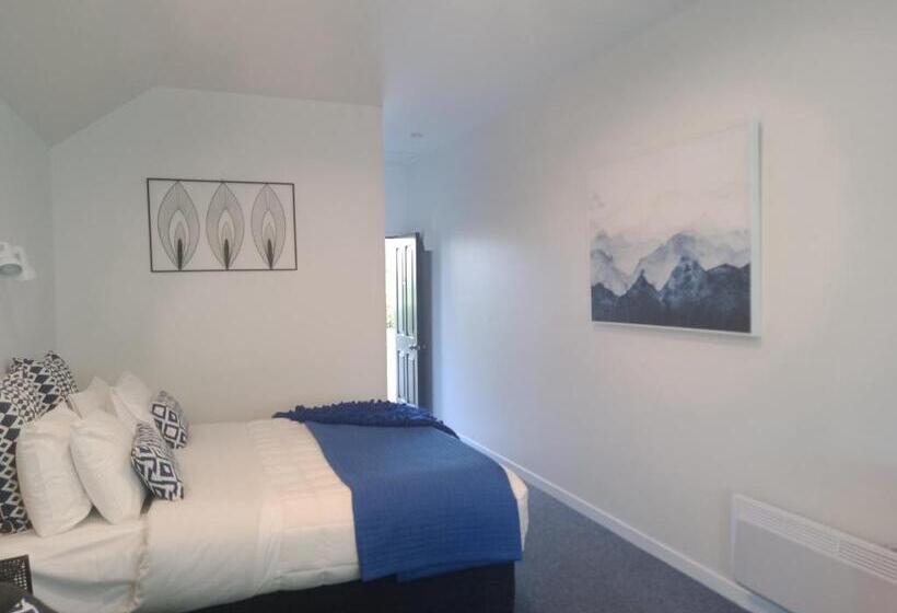 استودیوی لوکس, Four Peaks Motel