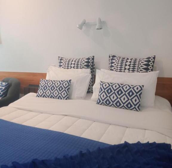 استودیوی لوکس, Four Peaks Motel