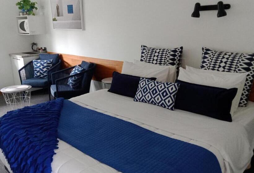 استودیوی لوکس, Four Peaks Motel