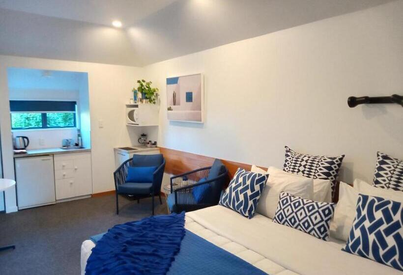 استودیوی لوکس, Four Peaks Motel