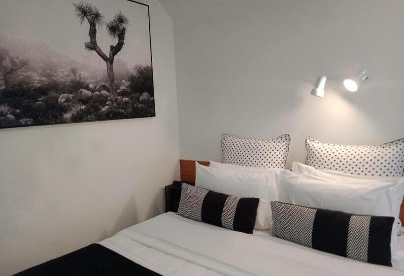 استودیوی استاندارد, Four Peaks Motel