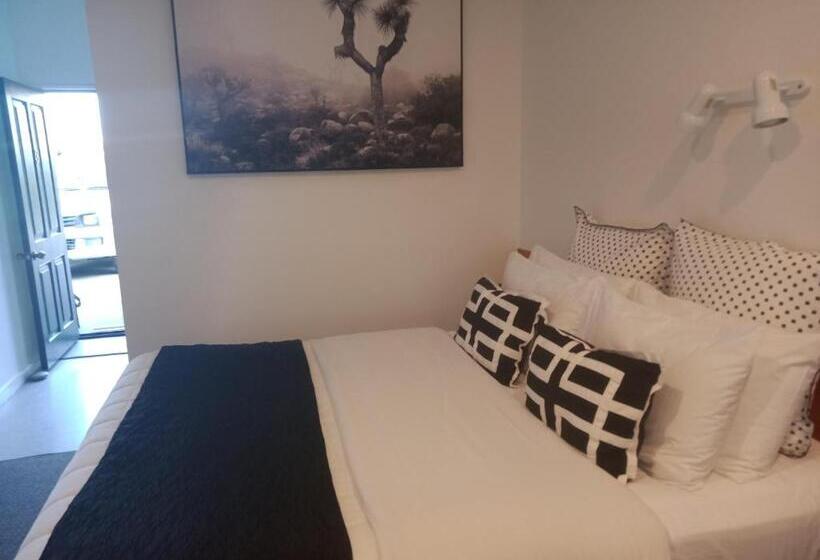 استودیوی استاندارد, Four Peaks Motel