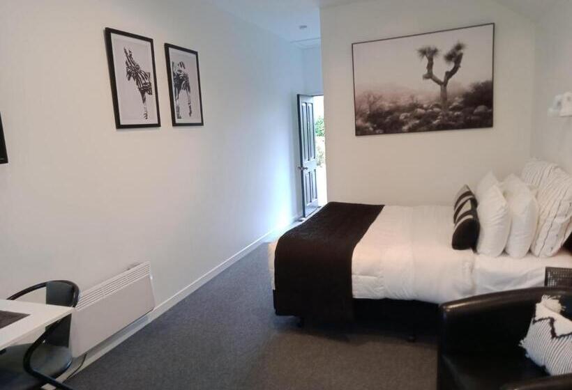 استودیوی استاندارد, Four Peaks Motel