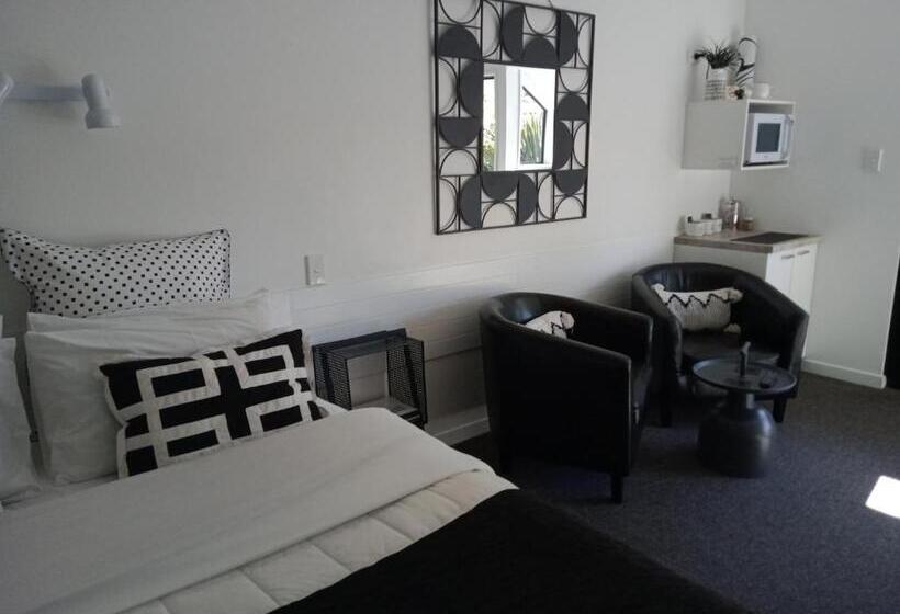 استودیوی استاندارد, Four Peaks Motel