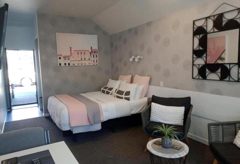 استودیوی استاندارد, Four Peaks Motel