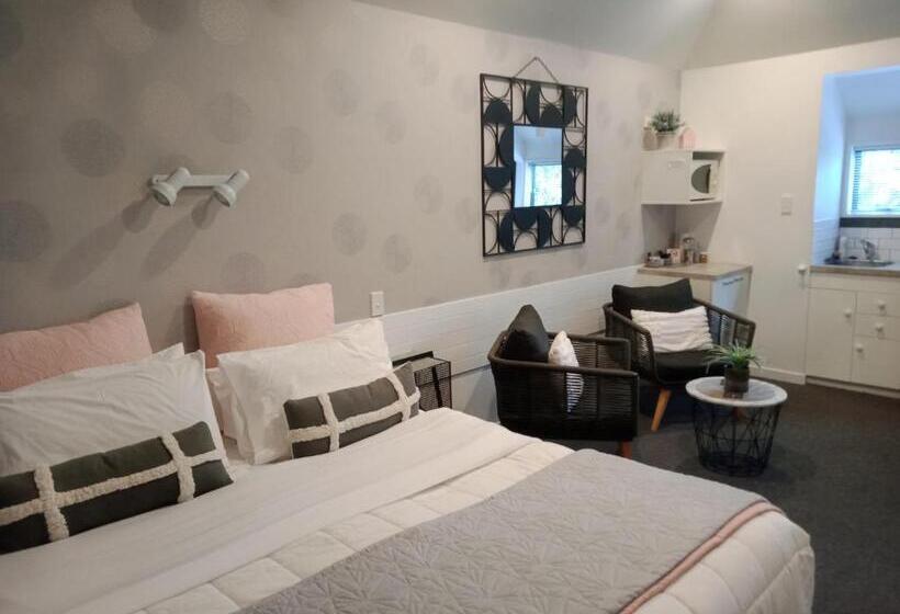 استودیوی استاندارد, Four Peaks Motel