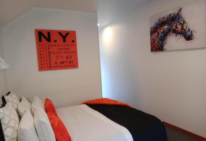 استودیوی استاندارد, Four Peaks Motel