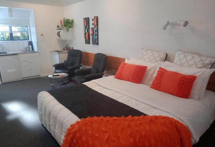 استودیوی استاندارد, Four Peaks Motel
