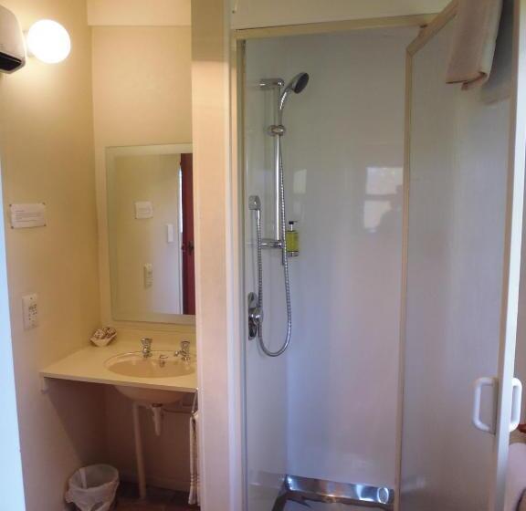 استودیوی استاندارد, Spa Lodge Motel