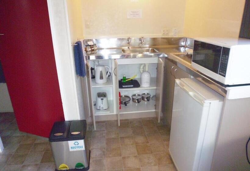 استودیوی استاندارد, Spa Lodge Motel