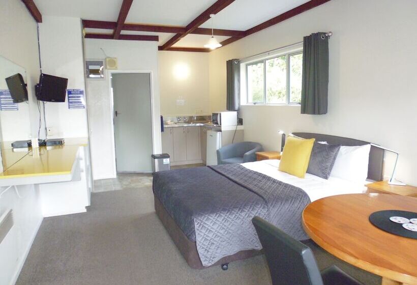 استودیوی استاندارد, Spa Lodge Motel